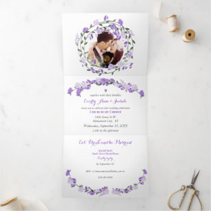 Invitation Trois Volets Mariage Floral Élégant aux Pivoines Violettes