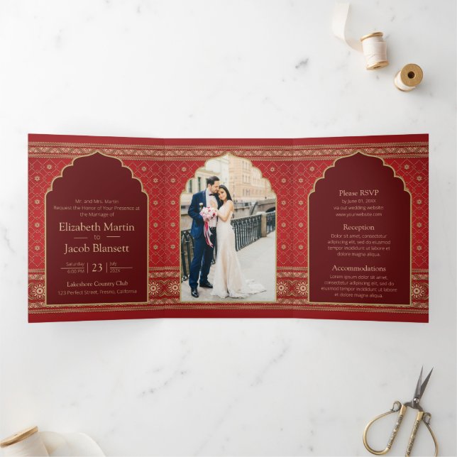 Invitation Trois Volets Mariage indien de style Bollywood rouge et or (Intérieur)