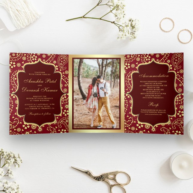 Invitation Trois Volets Maroon Gold Paisley Bollywood Style Mariage indien (Créateur téléchargé)