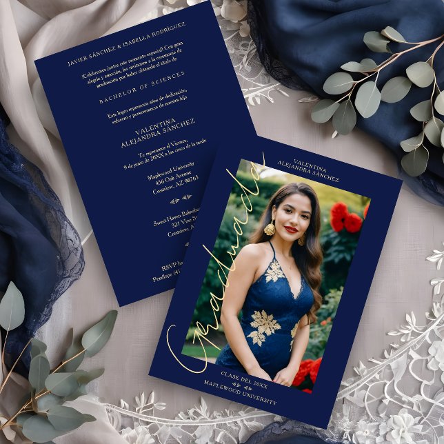 Invitation Typographie de script de la Marine Espagnole (Spanish Navy Blue and White Trendy Photo Whimsical Script Typography Graduation Invitation Card. )