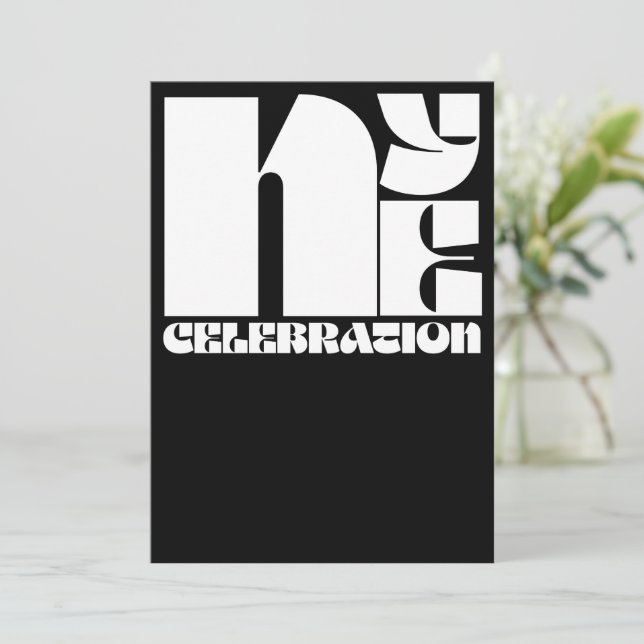 Invitation Typographie noir blanc rétro fête de la Réveillon  (Debout devant)