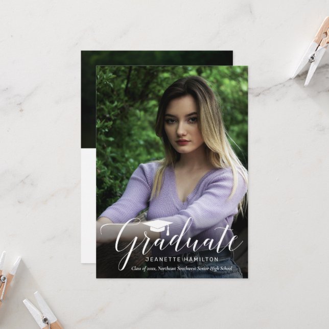 Invitation Typographie Script avant/arrière Diplôme photo Inv (Devant/Arrière en situation)