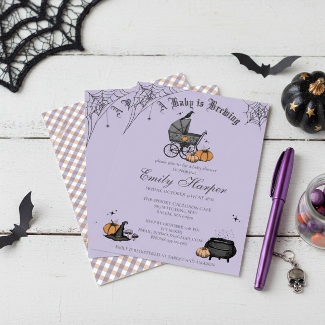 Invitation Un bébé brasse du Baby shower pourpre (Cute Gothic Halloween Baby Shower Purple Invitation. Spooky Vintage Baby Carriage, Raven, Pumpkins)