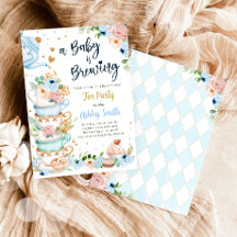 Un bébé brasse du thé Baby shower bleu