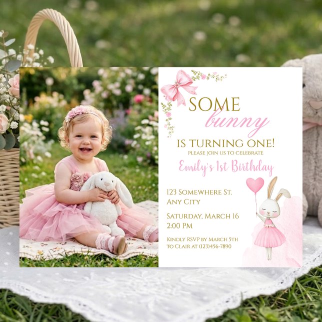 Invitation Un certain lapin fête son premier anniversaire, ph (Girl’s Bunny 1st Birthday Photo Invitation. Some Bunny is Turning One clean minimalist design.)