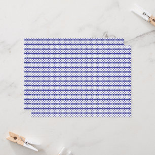 Invitation Un ciel bleu vif avec des nuages blancs épars.