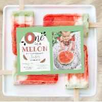 Un enfant dans un Melon Premier anniversaire