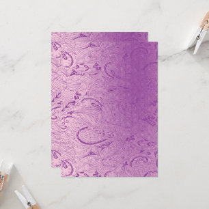 Invitation Un motif de tissu violet vibrant présentant des dé