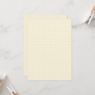 Invitation un papier peint blanc et or avec un motif dessus