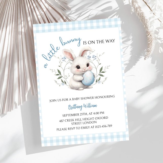 Invitation Un petit lapin se trouve sur le Baby shower du gar (Créateur téléchargé)
