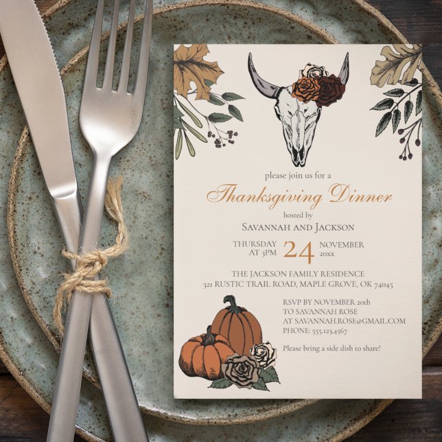 Invitation Vache de Thanksgiving Ouest Crâne d'automne moisso (Thanksgiving or Friendsgiving Invitation. Hand-Drawn Cow Skull, Roses, Pumpkins, Fall Leaves in Ink.)