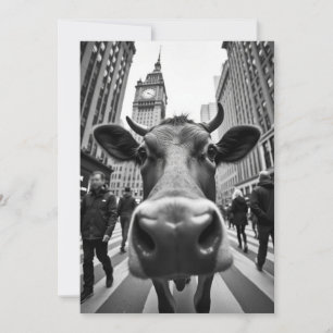 Invitation Vache drôle en selfie dans une rue animée de la vi