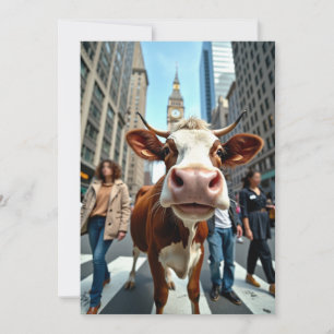 Invitation Vache drôle en selfie dans une rue animée de la vi
