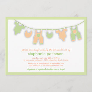 Invitation Vêtements mignons de bébé sur la ligne baby shower