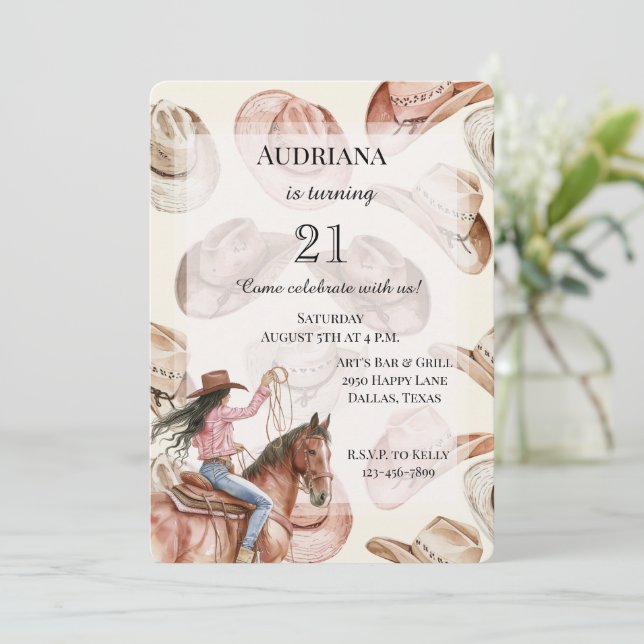 Invitation Western Black Hair Cowgirl Casquettes Anniversaire (Debout devant)