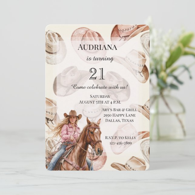 Invitation Western Blond Cowgirl Casquette Anniversaire (Debout devant)