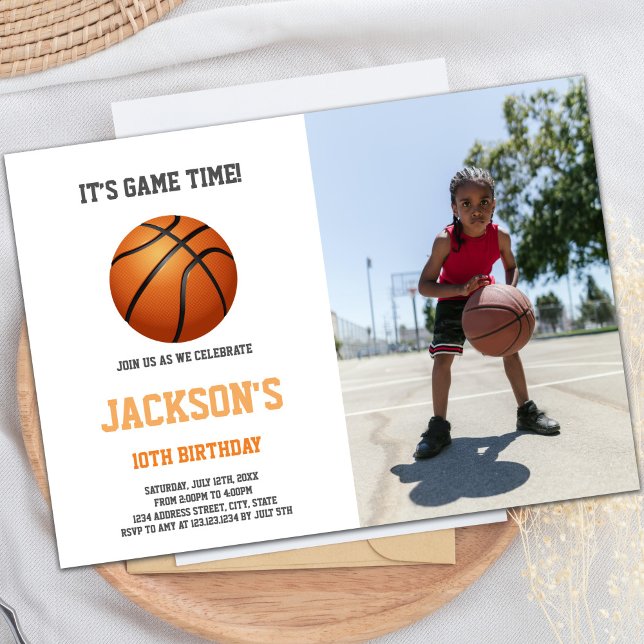 Invitations de parties sportives personnalisables  (Basketball Ball White Invitations with photo)