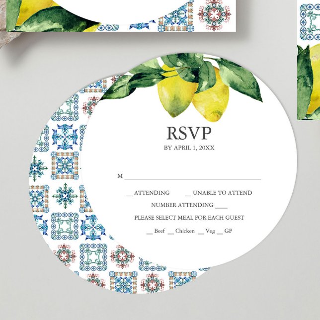 Invitations empilables de carte RSVP au citron ron (RSVP card lemon and Amalfi tile design for stacked wedding invitation theme. )