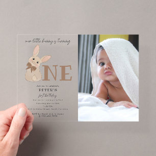 Invitations En Acrylique Notre petite lapin de Pâques photo d'anniversaire