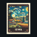 Iowa | Vincent Van Gogh Inspiriert Postkarte<br><div class="desc">Auf einer malerischen Reise durch das Herz von Iowa | Vincent van Gogh Inspiriert Postcard." Diese Postkarte verwandelt Iowas quintessenzielle Landschaften - von den sanften Bauernhöfen bis zum ruhigen Fluss Des Moines - in eine Leinwand, die den lebhaften, wirbelnden Stil des Vincent van Gogh widerspiegelt. Jeder Pinselstrich, der die Essenz...</div>