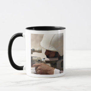 Irakischer Armee-Sergeantanblick in unten Tasse