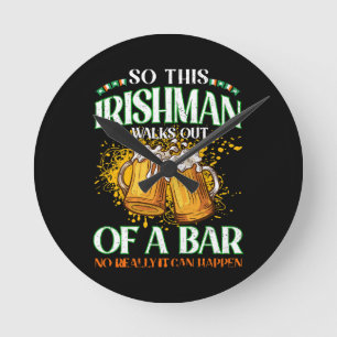 Ire beim Biertrinken am St. Patrick's Day Runde Wanduhr
