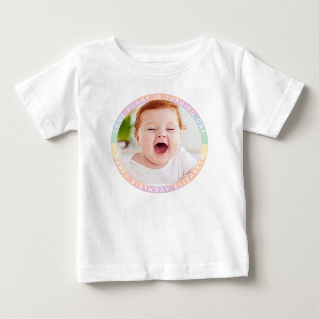 Irgendein Bunny dreht ein Rainbow Birthday Foto Baby T-shirt (Vorderseite)