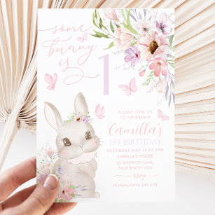 Irgendein Bunny ist 1 Mädchen 1. Geburtstag Blumen Einladung