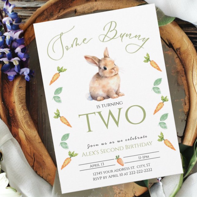 Irgendein sonniger 2. Geburtstag Karottenbrille an Einladung (Some Bunny Carrot border invitation Customizable )