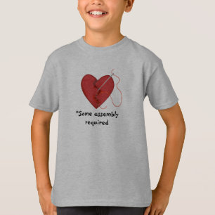 Irgendeine erforderte Versammlung besserte Herz-T T-Shirt