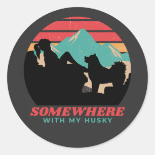 Irgendwo mit dem Geschenk meiner sibirischen Husky Runder Aufkleber