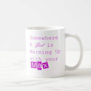 Irgendwo wärmt ein Mädchen mit Ihrer maximalen Kaffeetasse