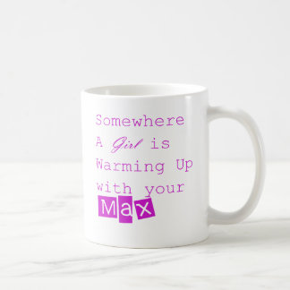 Irgendwo wärmt ein Mädchen mit Ihrer maximalen Kaffeetasse