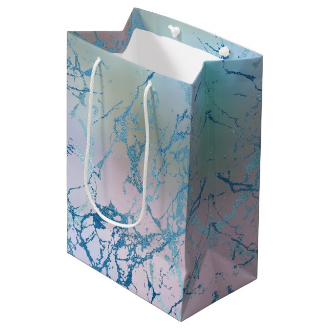 Iridescent Marble | Trendy Imitats Holo Blue Pink Mittlere Geschenktüte (Vorderseite Schrägansicht)