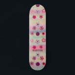 Iridescent Modern Girly Pink Purple Blumen Name Skateboard<br><div class="desc">Der Name der imposanten modernen Girly Pink Purple Flowers besticht durch einen farbenfrohen Hintergrund mit rosa und violetten Blumen und Ihrem personalisierten Namen. Personalisieren Sie diese,  indem Sie den Text in dem dafür vorgesehenen Textfeld bearbeiten. Entworfen von ©Evco Studio www.zazzle.com/store/evcostudio</div>