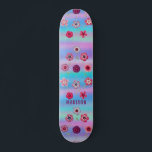 Iridescent Modern Girly Pink Purple Blumen Name Skateboard<br><div class="desc">Der Name der imposanten modernen Girly Pink Purple Flowers besticht durch einen farbenfrohen Hintergrund mit rosa und violetten Blumen und Ihrem personalisierten Namen. Personalisieren Sie diese,  indem Sie den Text in dem dafür vorgesehenen Textfeld bearbeiten. Entworfen von ©Evco Studio www.zazzle.com/store/evcostudio</div>