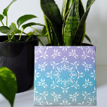 Iridescent Pastel Lila Aquamarin Ombre Elegant Ver Fliese<br><div class="desc">Elegantes dekoratives Fliesendesign mit weißen Ornamenten auf einem glänzenden Pastellton lila zu aquamarinem Gradientenhintergrund.</div>