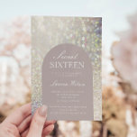 Iridescent Rose Gold Glitzer 16 . Geburtstag Einladung<br><div class="desc">Moderne Geburtstagsfeier in 16 . Geburtstag mit einem goldenen Hintergrund in der Rose und einem staubigen rosa Bogen,  wo alle Ihre persönlichen Informationen in eleganten,  weißen Schriftart geschrieben sind.</div>