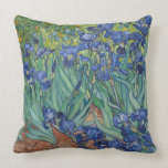 Iris durch Vincent van Gogh Kissen<br><div class="desc">Iris durch Vincent van Gogh, Öl auf Leinwand 1889, ist eine Malerei eines Fleckens des Blühens, glänzendes violettes und weiße Iris-Blumen in einer Blume arbeiten im Garten. Gemalt vom Leben während des Künstlers bleibe Sie in Arles, im Süden von Frankreich, in den kurzen Malereigestalten, in wirbelnden Brushstrokes und im Fließen,...</div>
