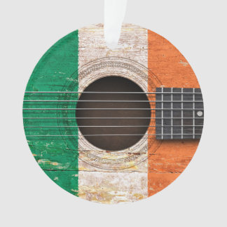 Irische Flagge auf alter Akustikgitarre Ornament