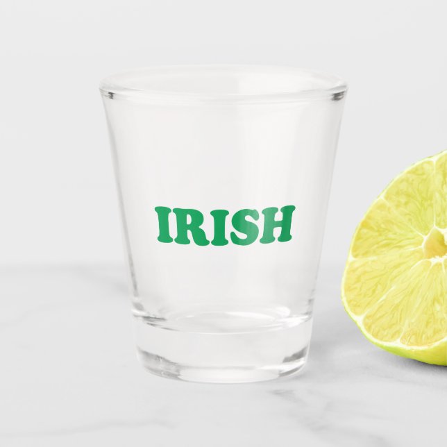 Irische grüne moderne Typografie Saint Patrick's D Schnapsglas (Vorderseite)