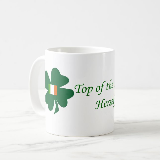 Irische Kaffee-Tasse des Kleeblatts selbst mit Kaffeetasse (Vorderseite Links)