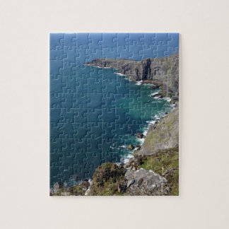 Irische Klippen im Dingle Irland durch den Ozean