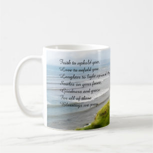 Irische Küstenlinie und Tasse des Gebets
