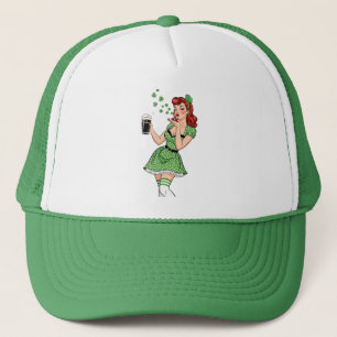 Irische Pin-Up-Dame mit Bierliebe Truckerkappe