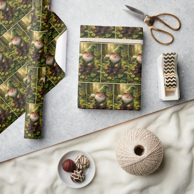 Irischer Gnom mit grünem Bier Geschenkpapier (Kunsthandwerk)