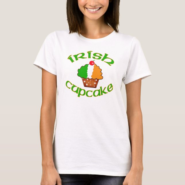 Irischer kleiner Kuchen in den irischen T-Shirt (Vorderseite)