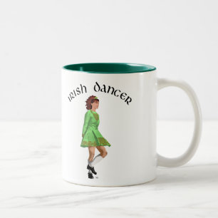 Irischer Stepptänzer in grünem Kleid Zweifarbige Tasse