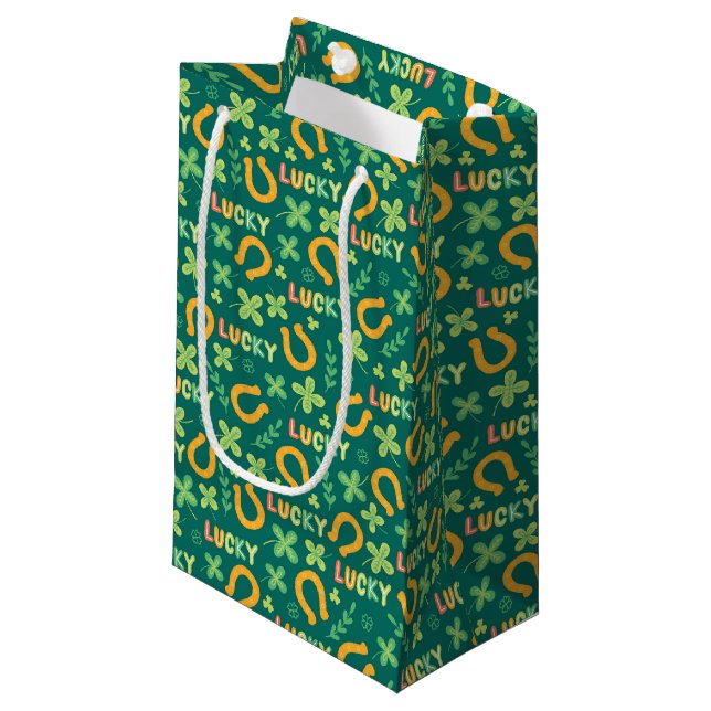 Irisches GLÜCKLICHES grünes Muster Kleine Geschenktüte (Vorderseite Schrägansicht)
