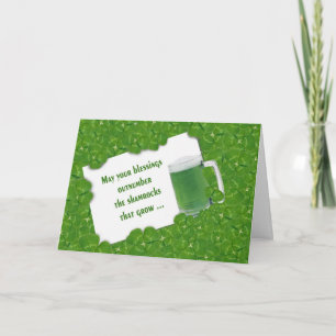 Irisches Grünbier und Shamrocks Karte